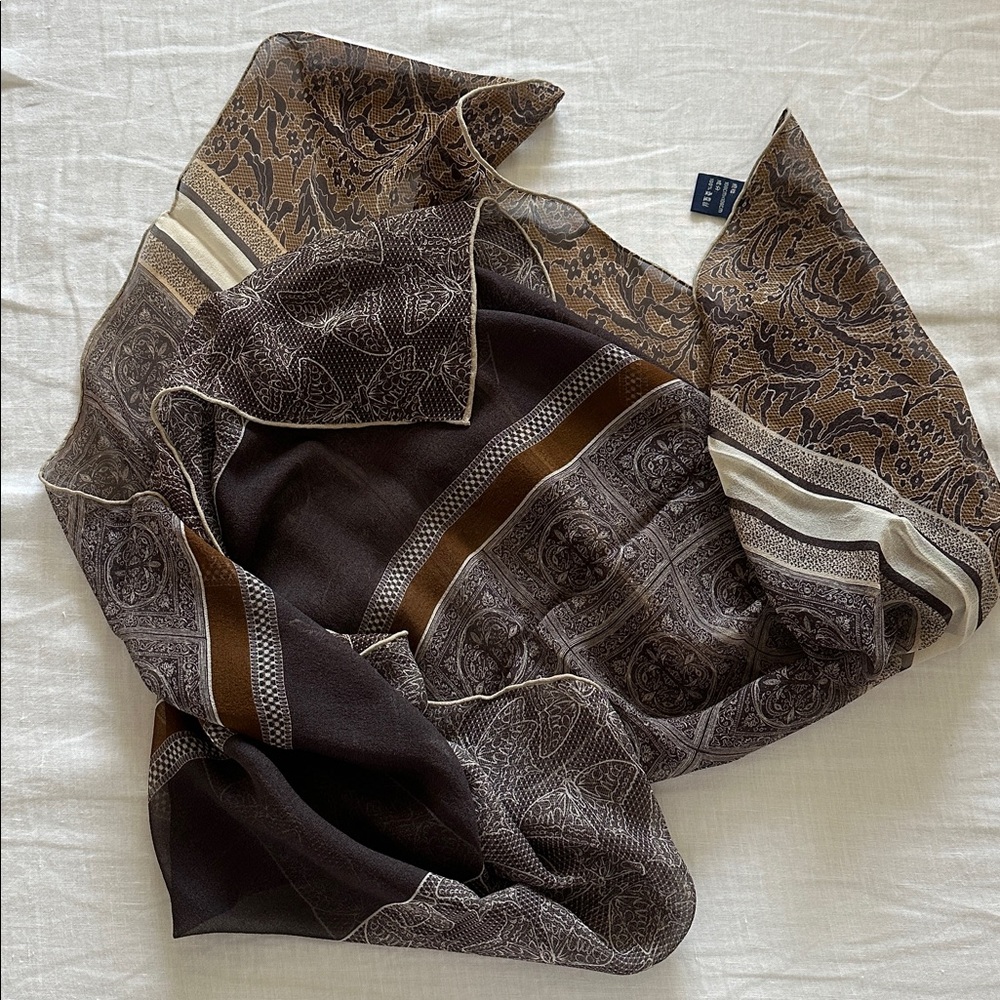 New 100% Silk square 42.5inch Elegant Brown and Gray Patterned Scarf